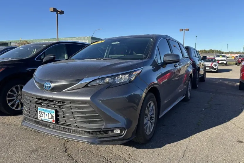 2025 Toyota Sienna XLE photo 1