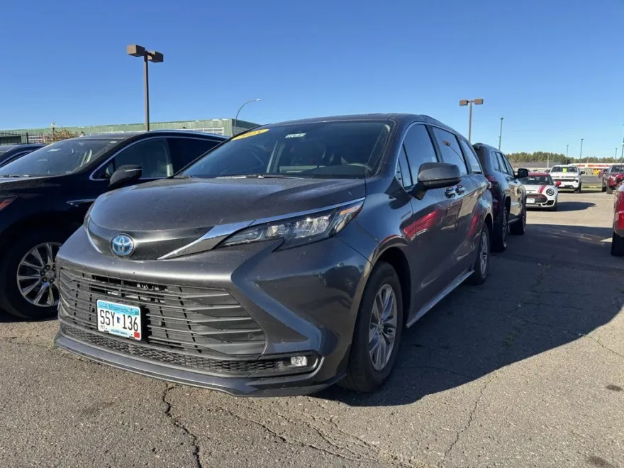 2025 Toyota Sienna XLE photo 1