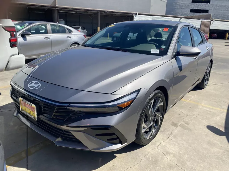 2024 Hyundai Elantra SEL Convenience photo 1
