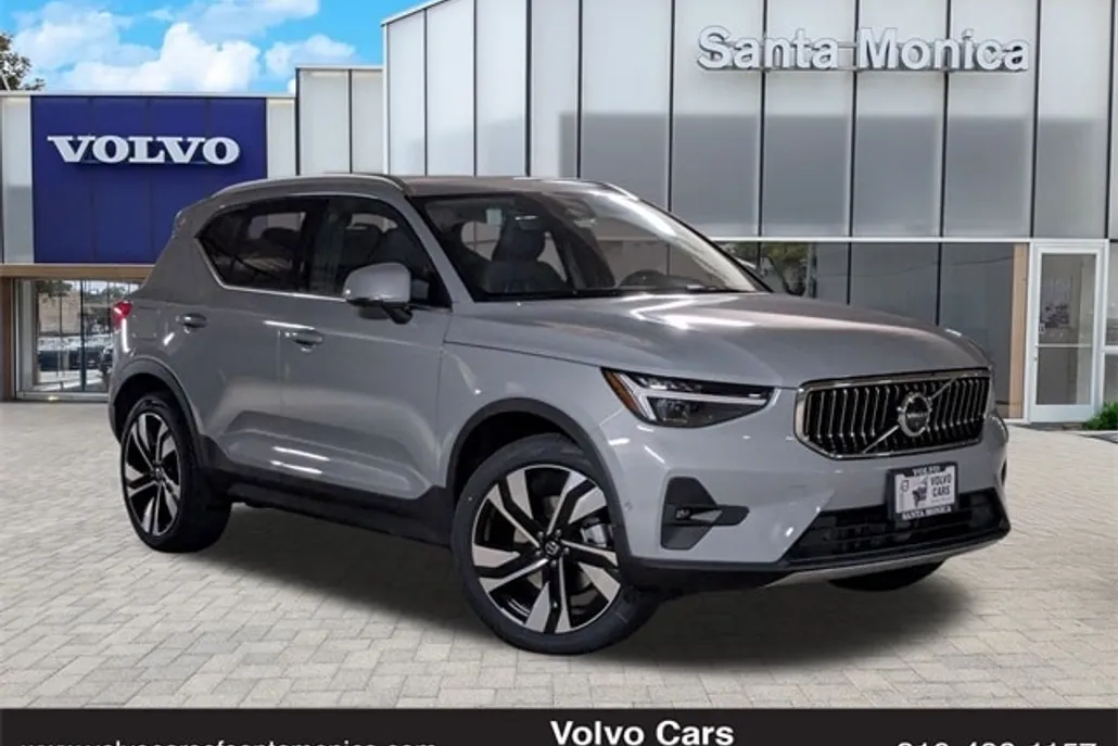2025 Volvo XC40 photo 1