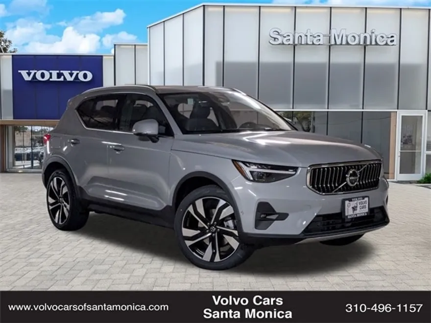 2025 Volvo XC40 photo 1