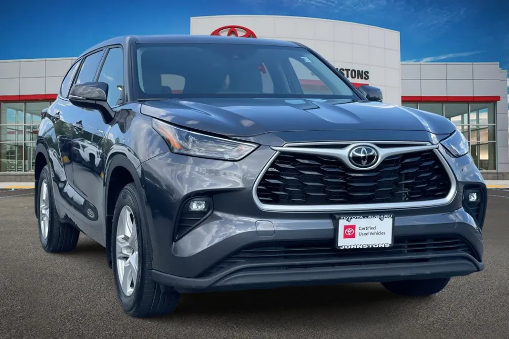 2022 Toyota Highlander LE photo 1