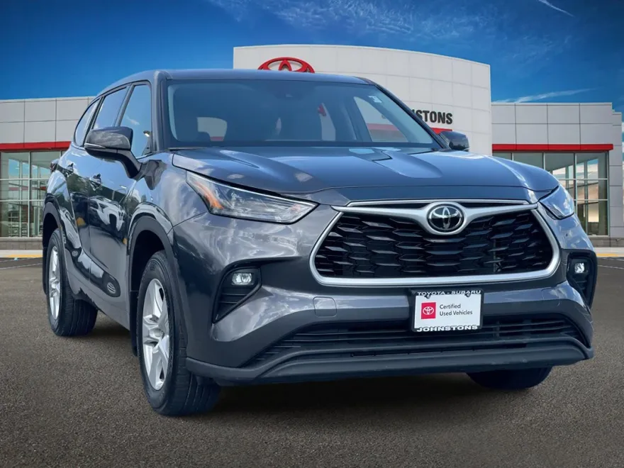 2022 Toyota Highlander LE photo 1