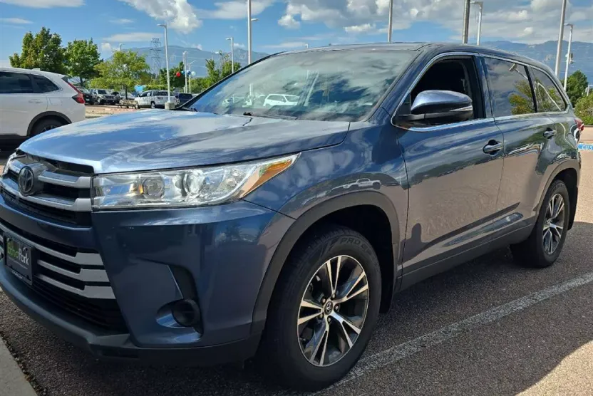 2019 Toyota Highlander LE Plus photo 1