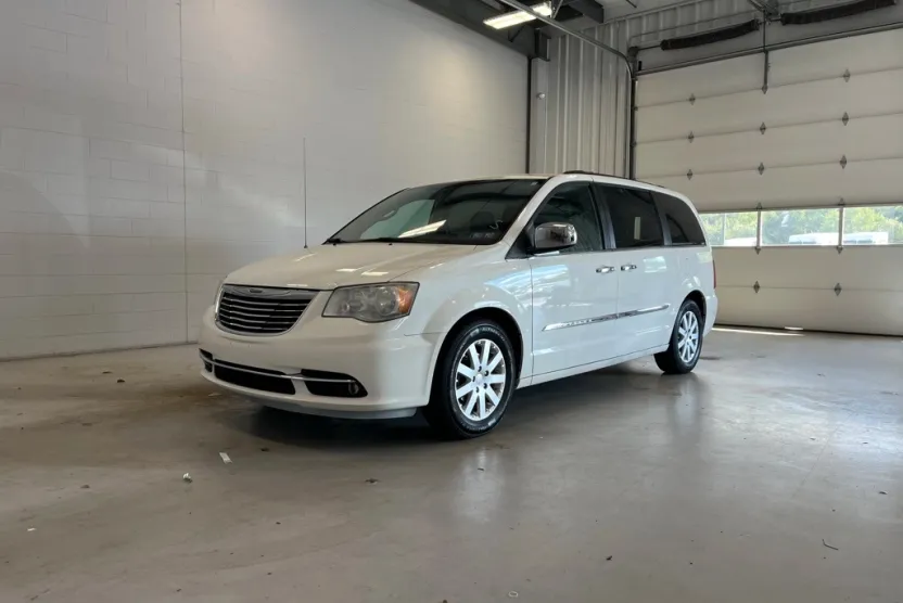 2011 Chrysler Town & Country photo 1