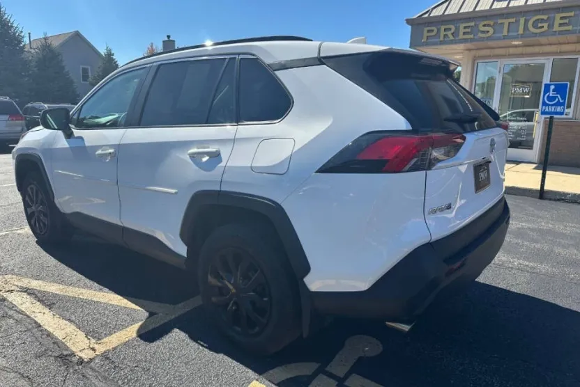2019 Toyota RAV4 LE photo 1