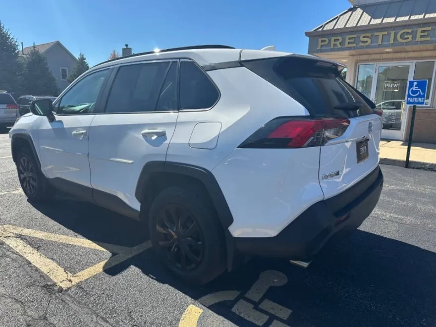 2019 Toyota RAV4 LE photo 1