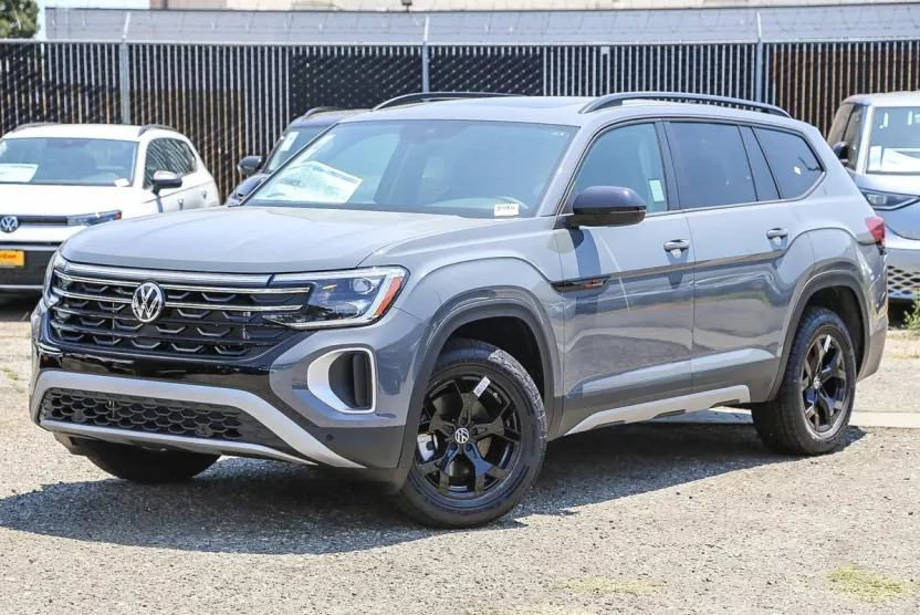 2025 Volkswagen Atlas Peak Edition SE photo 1