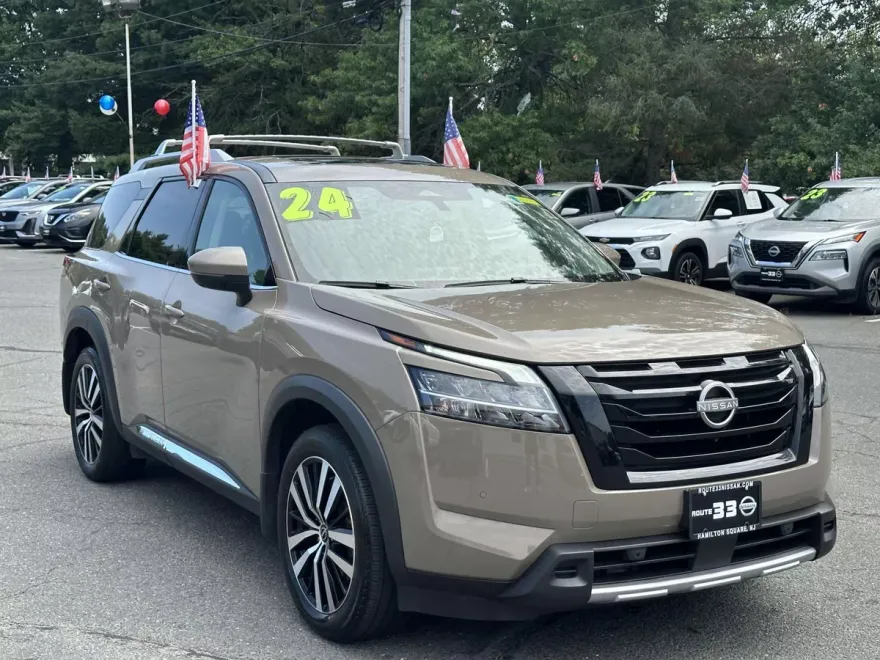 2024 Nissan Pathfinder Platinum photo 1