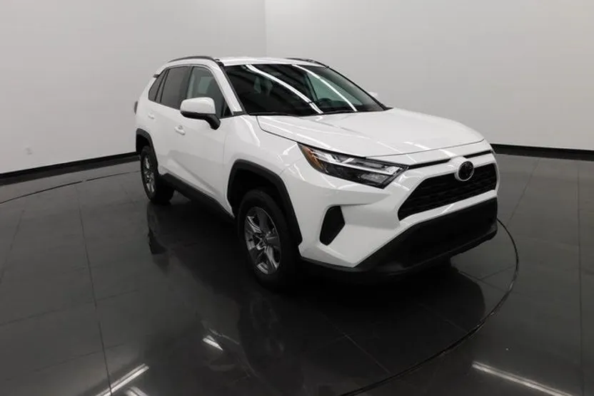 2024 Toyota RAV4 XLE photo 1