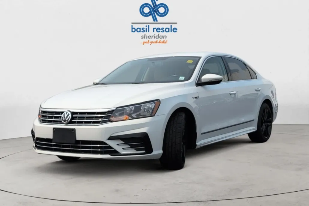 2017 Volkswagen Passat R-Line photo 1