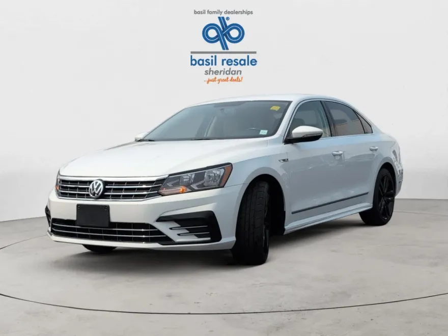2017 Volkswagen Passat R-Line photo 1