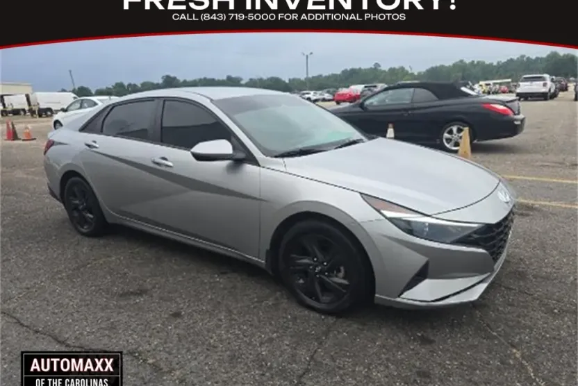 2022 Hyundai Elantra SEL photo 1