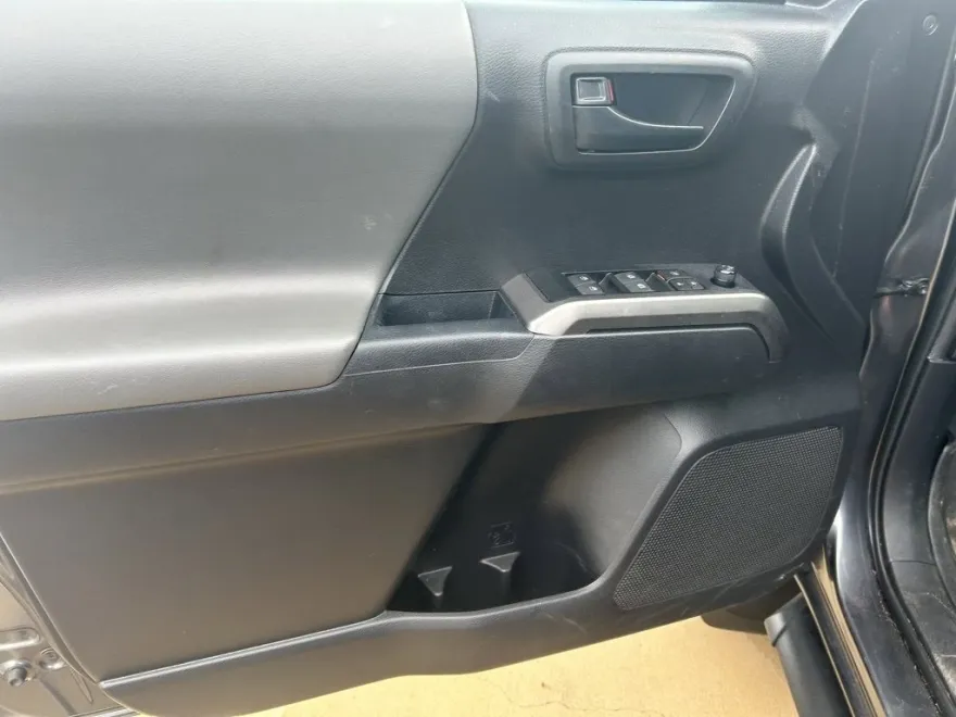 2023 Toyota Tacoma V6 photo 1