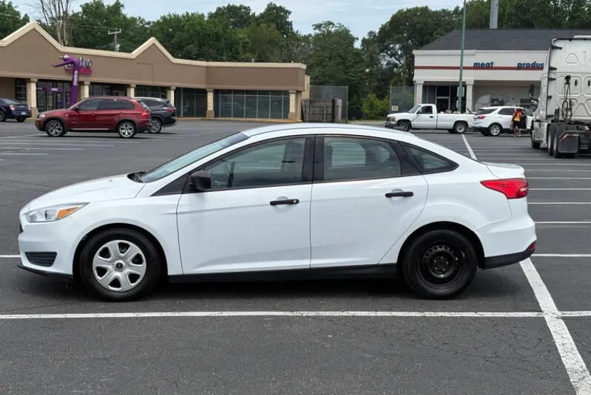 2018 Ford Focus S photo 1