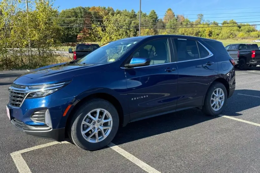 2022 Chevrolet Equinox LT photo 1