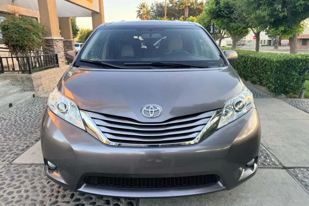 2017 Toyota Sienna XLE Premium photo 1