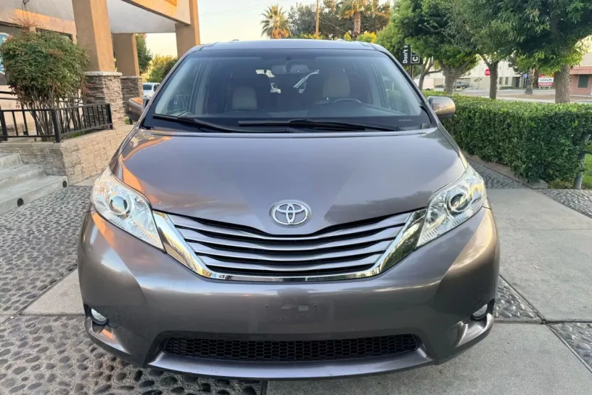 2017 Toyota Sienna XLE Premium photo 1