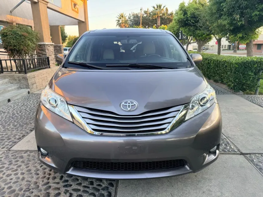 2017 Toyota Sienna XLE Premium photo 1