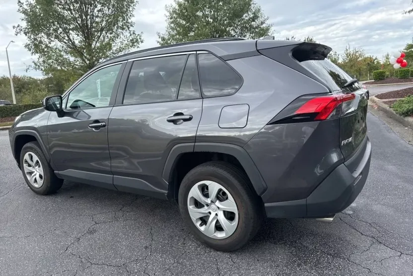 2021 Toyota RAV4 LE photo 1