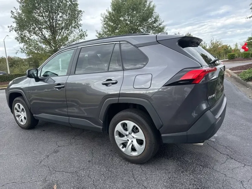 2021 Toyota RAV4 LE photo 1