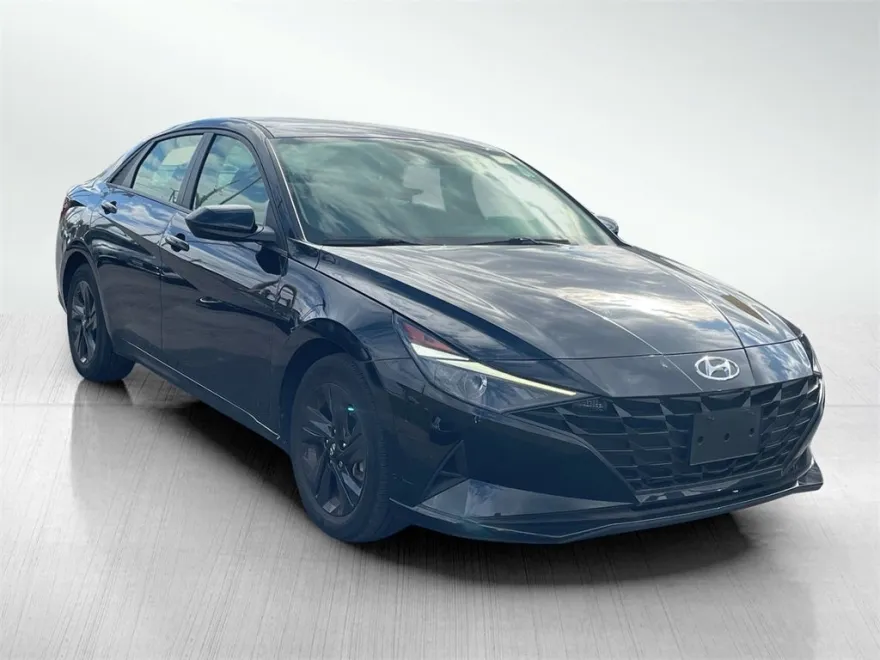 2022 Hyundai Elantra SEL photo 1