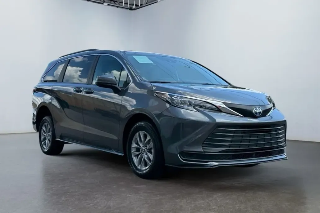 2025 Toyota Sienna LE photo 1