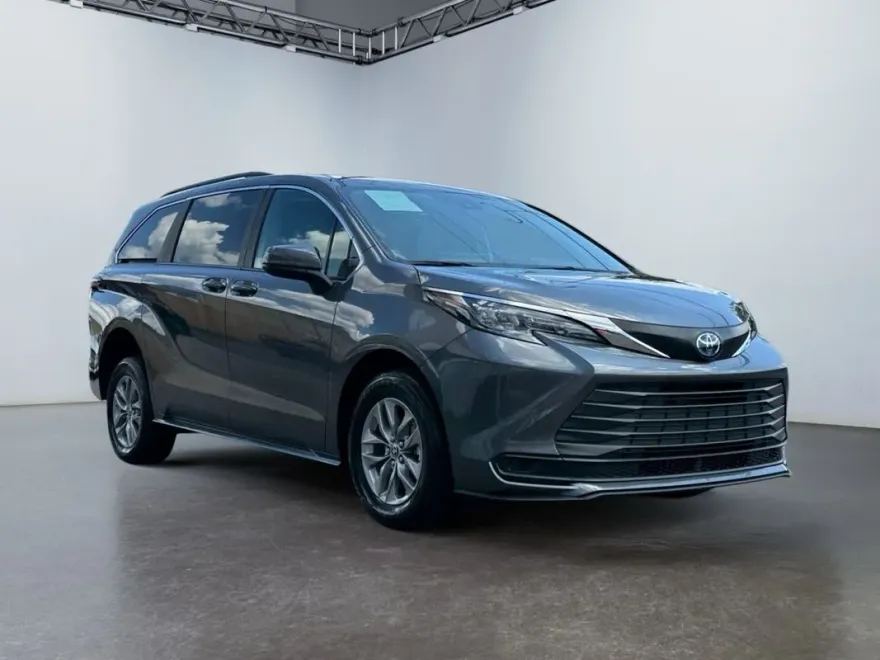 2025 Toyota Sienna LE photo 1