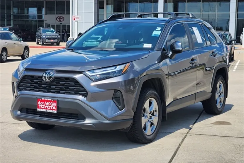 2024 Toyota RAV4 XLE photo 1