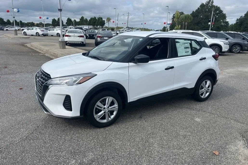 2025 Nissan Kicks Play S photo 1