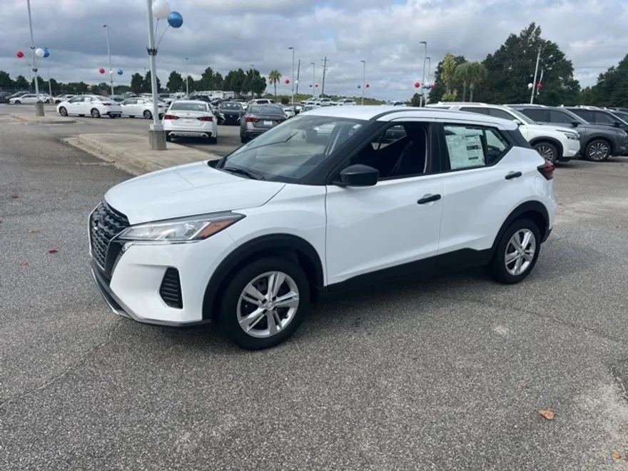 2025 Nissan Kicks Play S photo 1