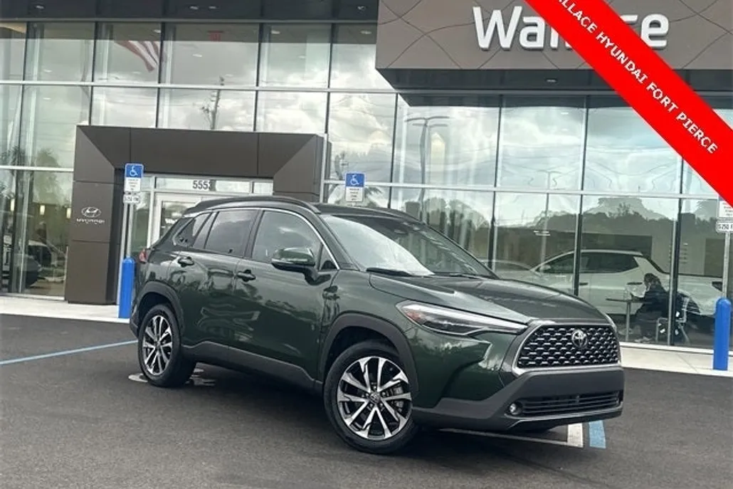 2023 Toyota Corolla Cross XLE photo 1