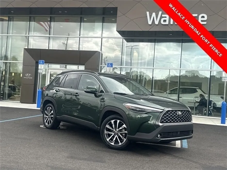 2023 Toyota Corolla Cross XLE photo 1