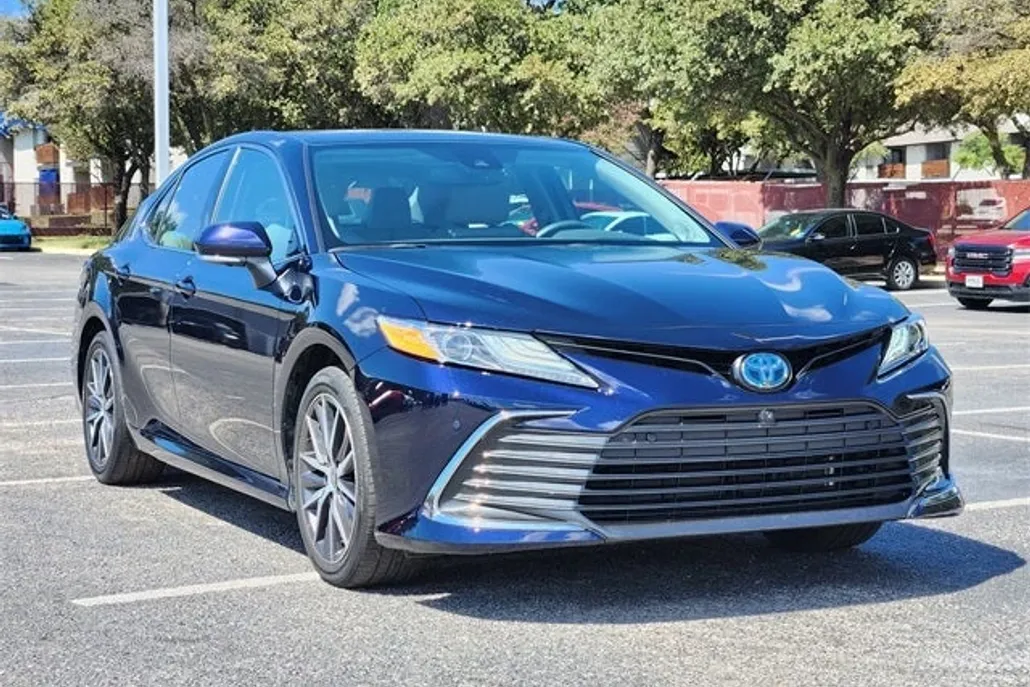 2022 Toyota Camry Hybrid XLE photo 1