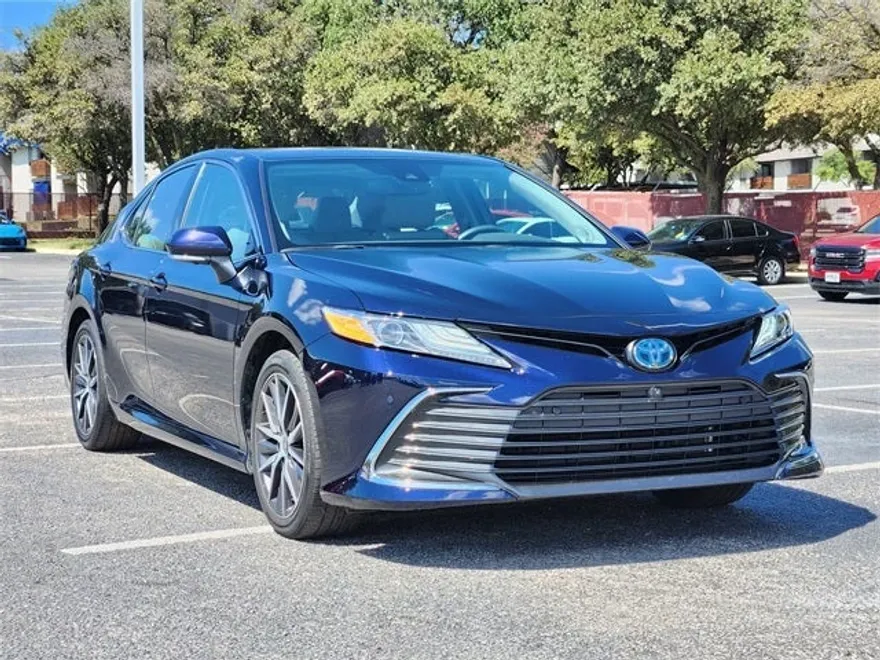2022 Toyota Camry Hybrid XLE photo 1