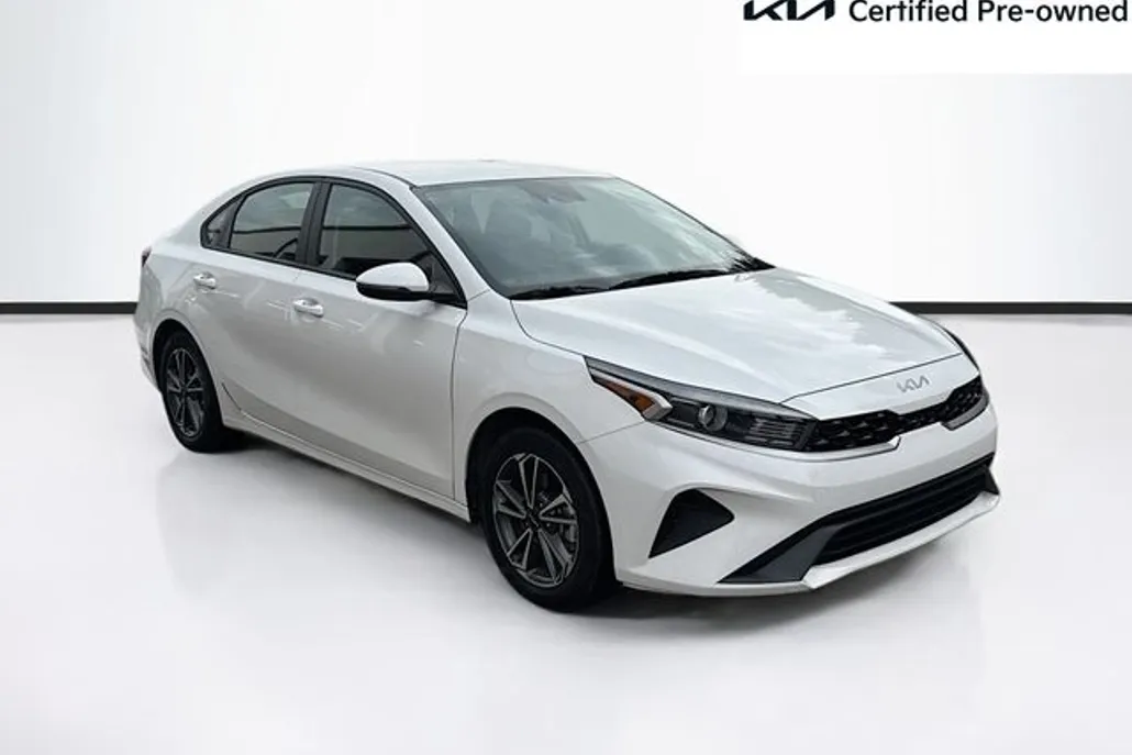 2023 Kia Forte LXS photo 1