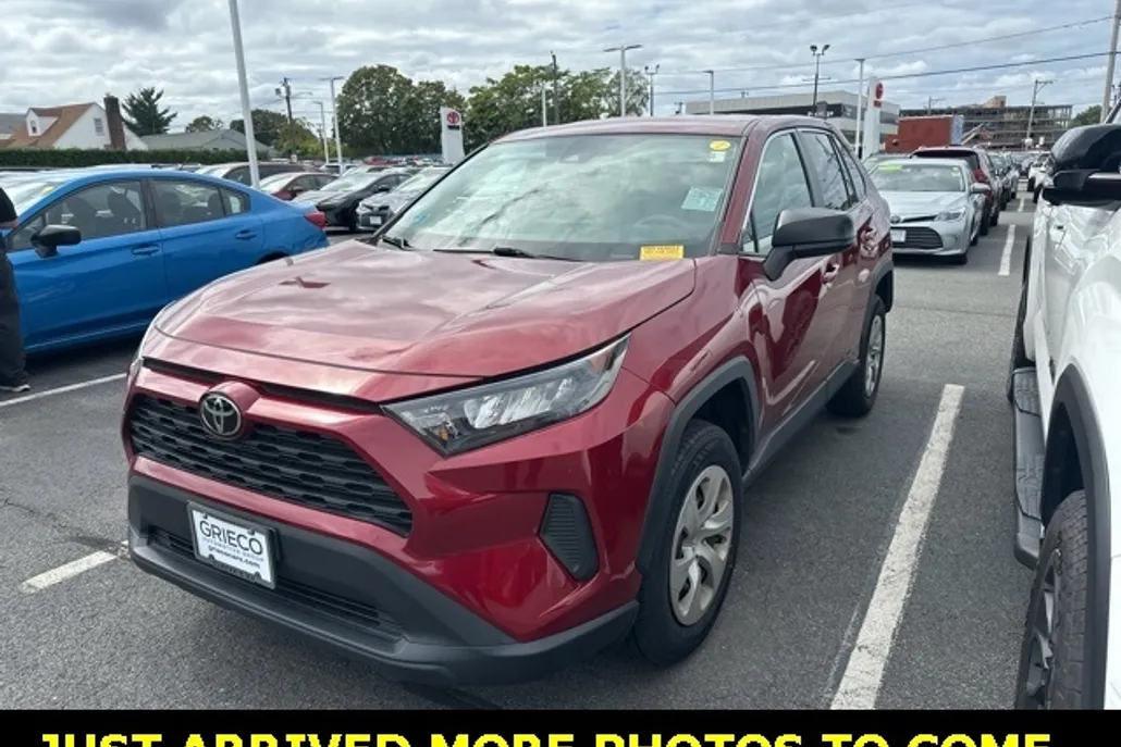 2022 Toyota RAV4 LE photo 1