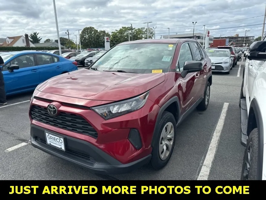 2022 Toyota RAV4 LE photo 1