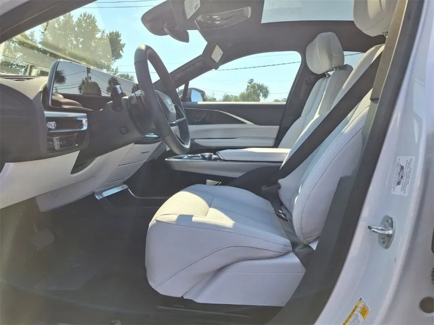 2025 Cadillac Lyriq Luxury photo 11