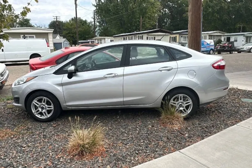2017 Ford Fiesta SE photo 1