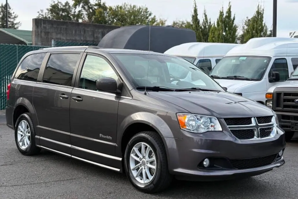 2019 Dodge Grand Caravan SXT Anniversary Edition photo 1