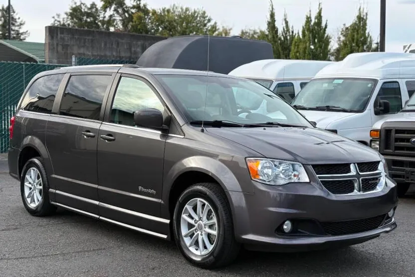 2019 Dodge Grand Caravan SXT Anniversary Edition photo 1