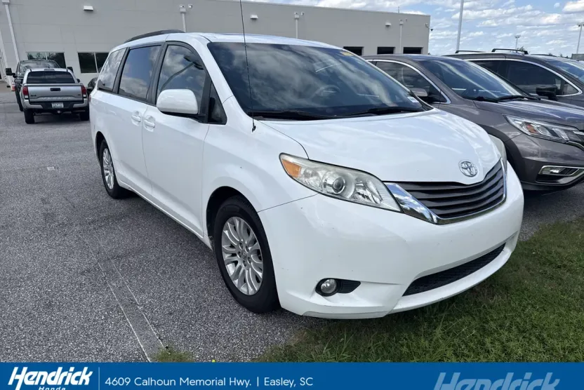 2012 Toyota Sienna XLE photo 1