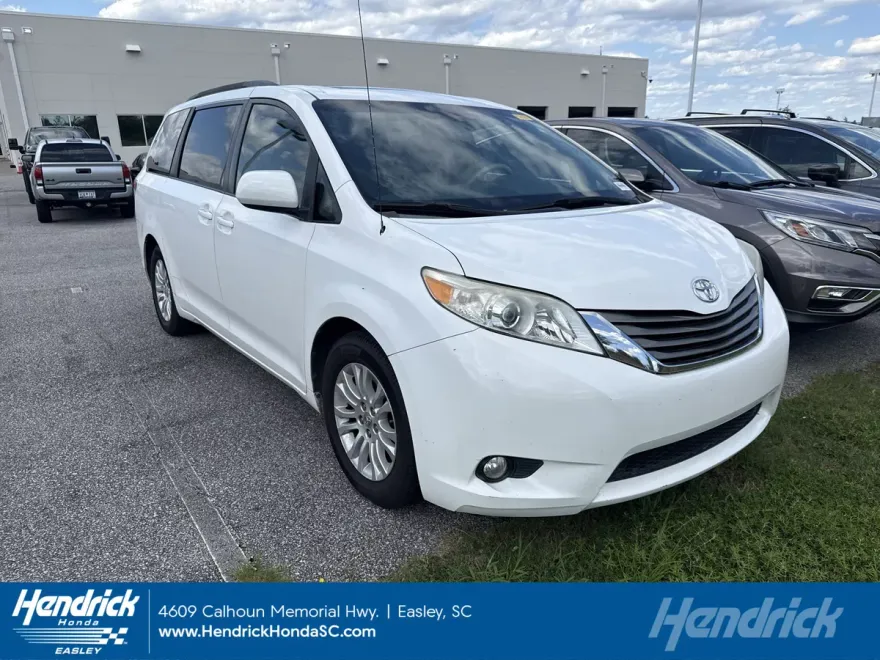 2012 Toyota Sienna XLE photo 1
