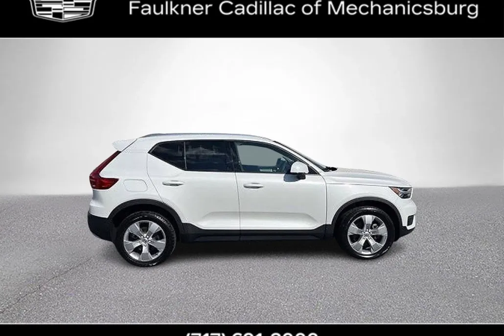 2022 Volvo XC40 T5 AWD Momentum photo 1