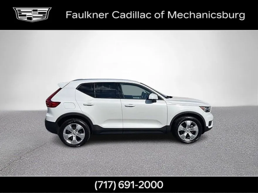 2022 Volvo XC40 T5 AWD Momentum photo 1