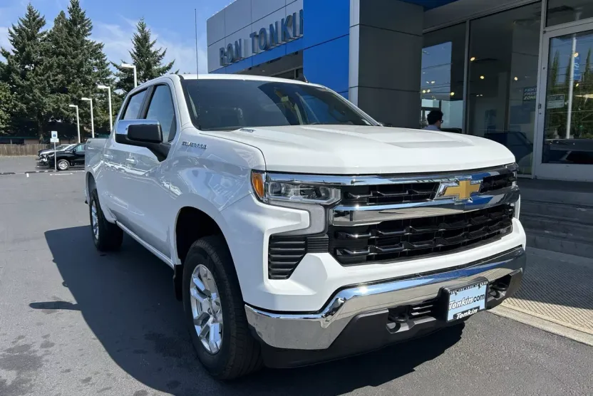 2025 Chevrolet Silverado 1500 LT photo 1