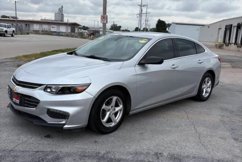 2016 Chevrolet Malibu LS photo 1