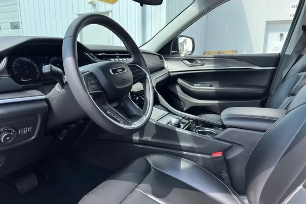 2023 Jeep Grand Cherokee Limited photo 1