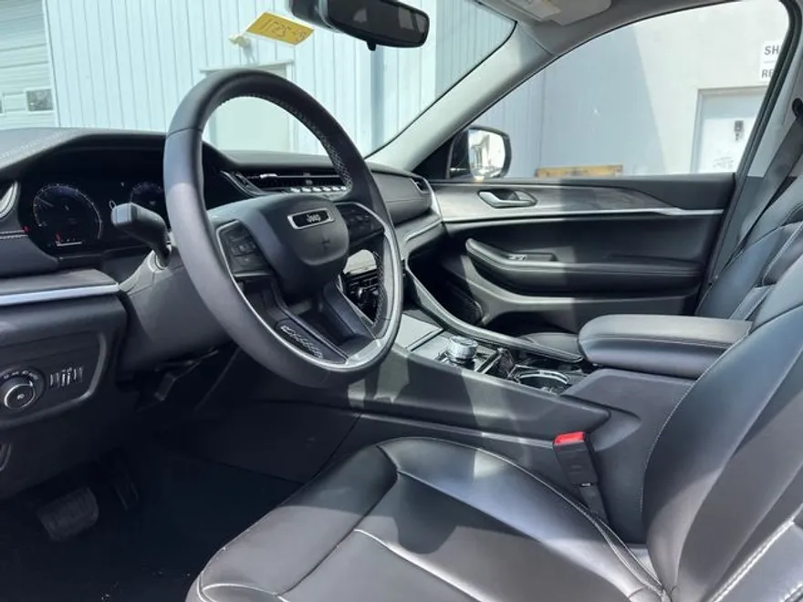 2023 Jeep Grand Cherokee Limited photo 1